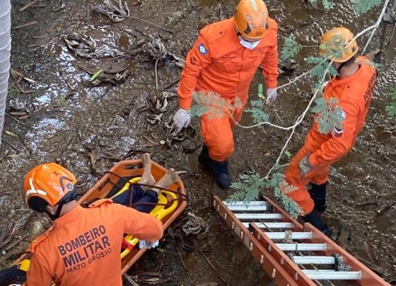 Bombeiros resgatam homem que caiu em rede pluvial