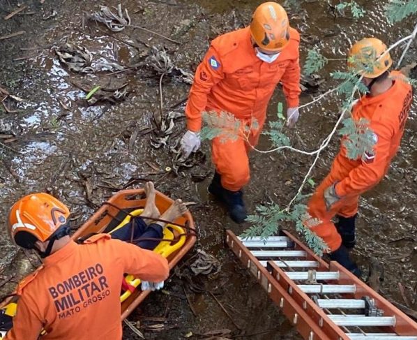 Bombeiros resgatam homem que caiu em rede pluvial