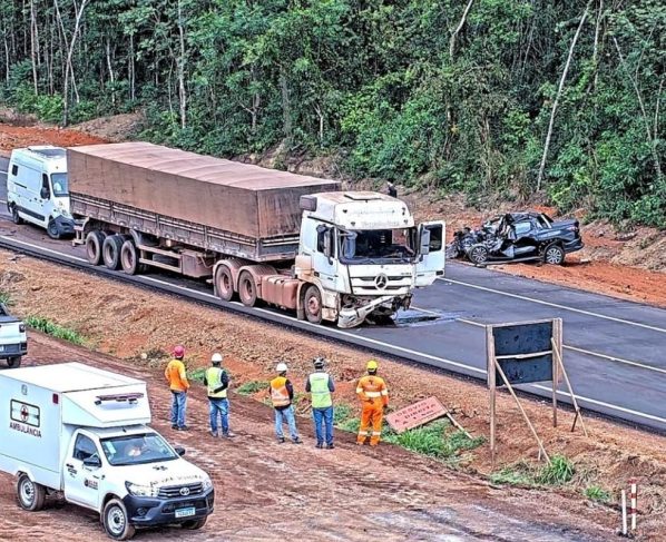Acidente entre carro utilitario e carreta deixa dois mortos na BR 163 em Sorriso