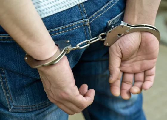 Jovem sem CNH furta bloqueio policial, tenta jogar moto contra militares e é preso em Várzea Grande