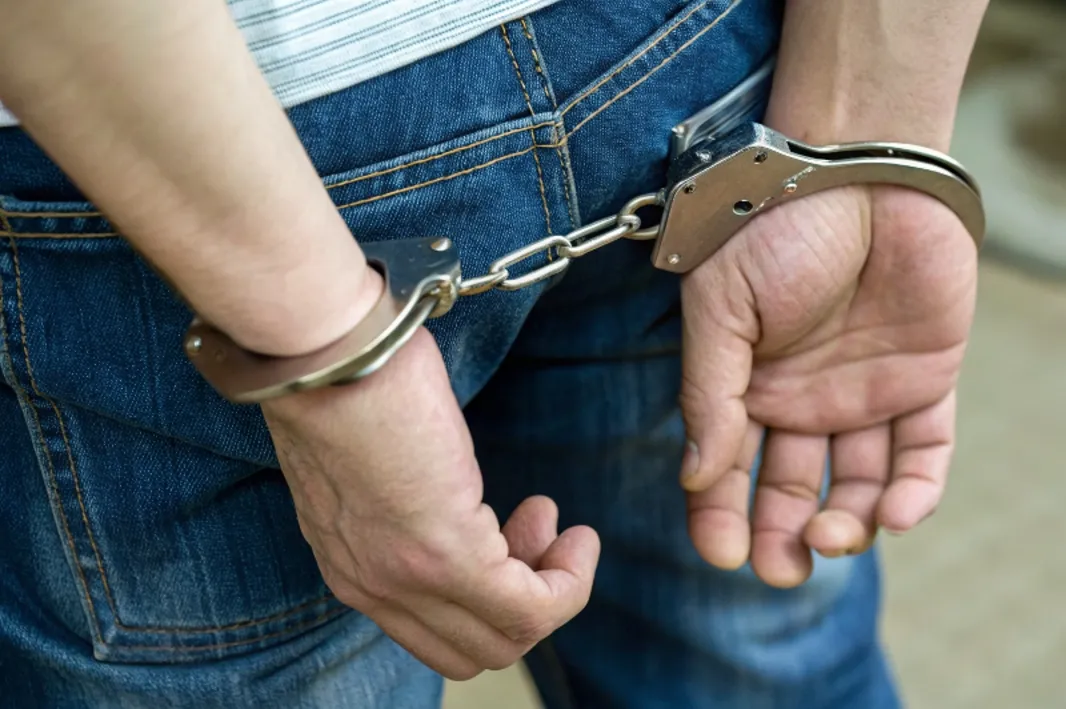 Jovem sem CNH furta bloqueio policial, tenta jogar moto contra militares e é preso em Várzea Grande