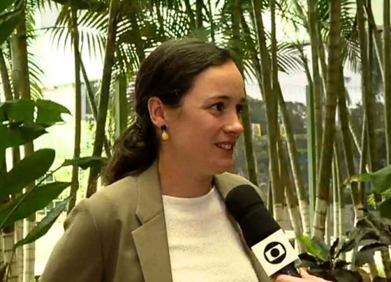 Ines Marques, diplomata norueguesa que vive no Brasil, espera vitória da Noruega na Copa. - Foto: TV Centro América/Primeira Página