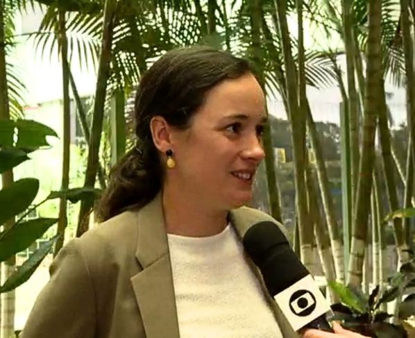 Ines Marques, diplomata norueguesa que vive no Brasil, espera vitória da Noruega na Copa. - Foto: TV Centro América/Primeira Página