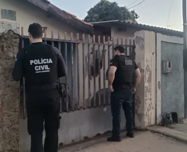 Dois policiais civis participando da operação Efeito Colateral