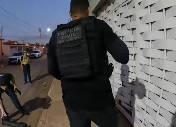 Polícia civil durante operação