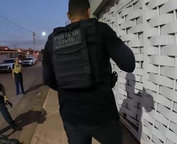 Polícia civil durante operação