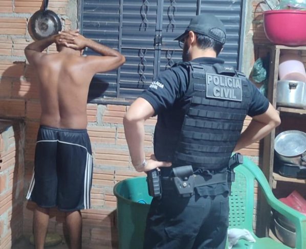 policial civil rendendo homem