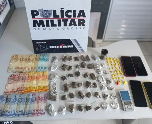 Foto de drogas e dinheiro apreendidos e enfileirados pela PM