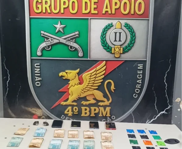 Dinheiro e cartões apreendidos pelo GAP do 4° batalhão de polícia militar