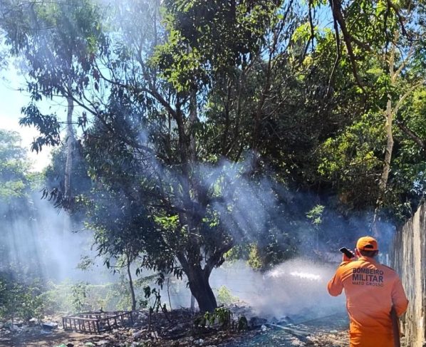 Tentativa de limpeza de terrenos com uso de fogo ameaçou imóveis em Primavera do Leste (MT). - Foto: Corpo de Bombeiros