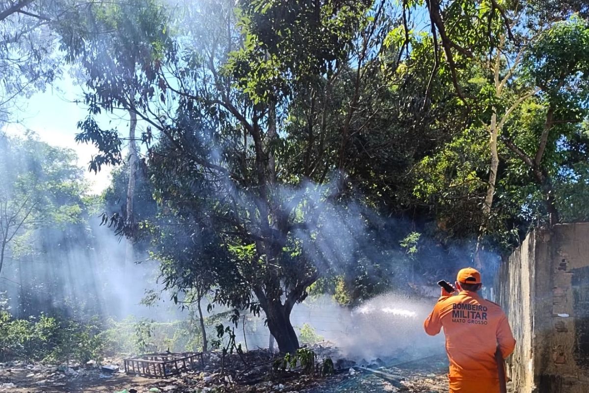 Tentativa de limpeza de terrenos com uso de fogo ameaçou imóveis em Primavera do Leste (MT). - Foto: Corpo de Bombeiros