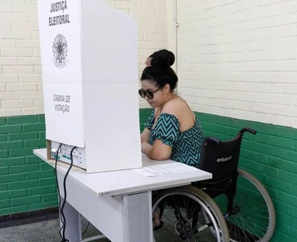Pessoas com mobilidade reduzida votando (Foto: Alejandro Zambrana/Secom/TSE)