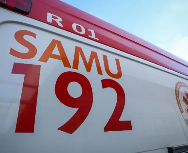 Foto lateral de uma ambulância do samu