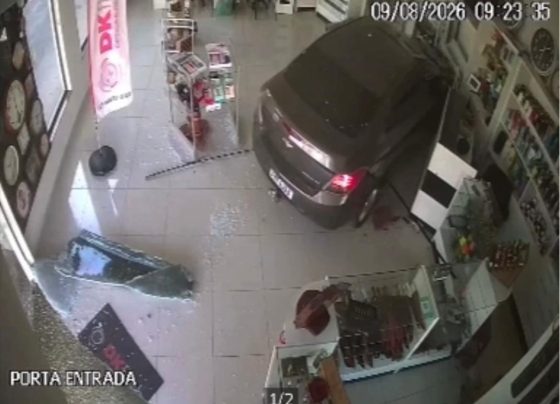 O veículo acabou saindo da pista e parou dentro de uma loja, localizada nas proximidades do cruzamento.