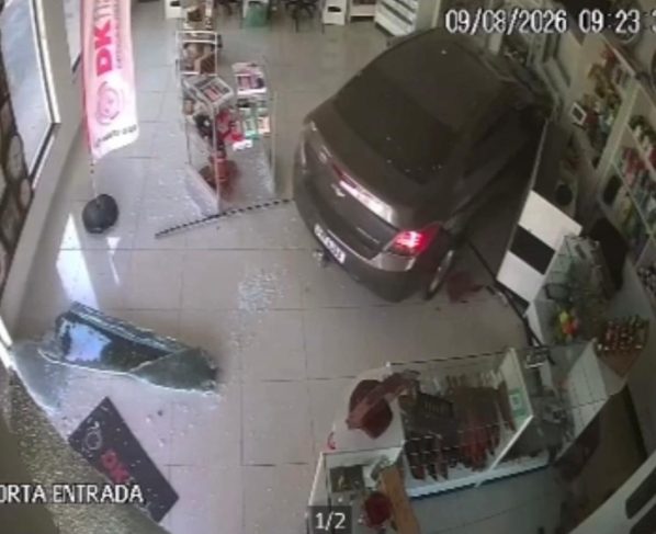 O veículo acabou saindo da pista e parou dentro de uma loja, localizada nas proximidades do cruzamento.