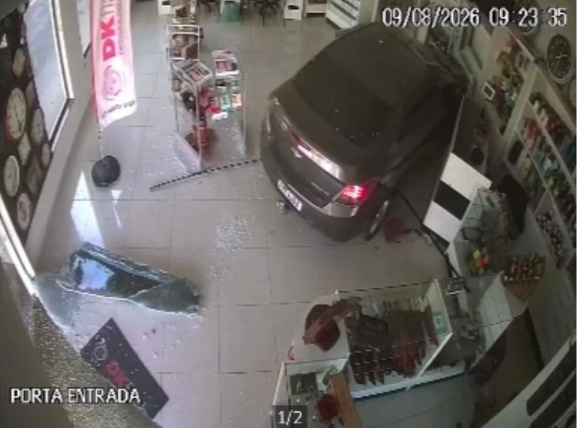 O veículo acabou saindo da pista e parou dentro de uma loja, localizada nas proximidades do cruzamento.