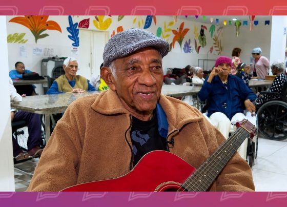 Fernandes Máximo Evangelista, de 84 anos, aprendeu a tocar violão sozinho aos 14 e mantém a música presente na rotina.