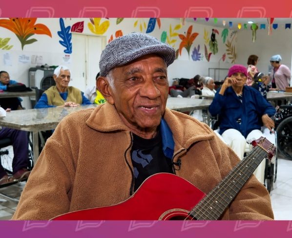 Fernandes Máximo Evangelista, de 84 anos, aprendeu a tocar violão sozinho aos 14 e mantém a música presente na rotina.