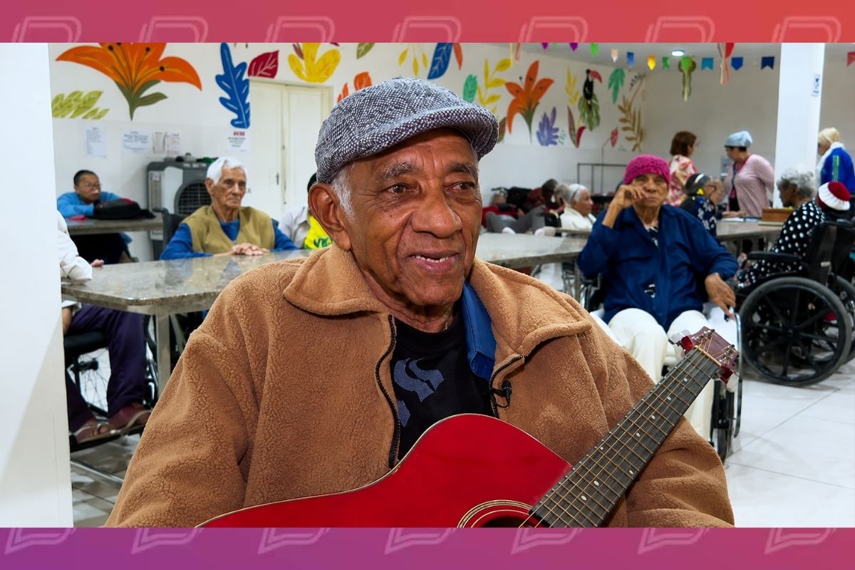 Fernandes Máximo Evangelista, de 84 anos, aprendeu a tocar violão sozinho aos 14 e mantém a música presente na rotina.