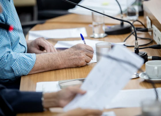CPI da Saúde ouve investigada e remarca depoimento