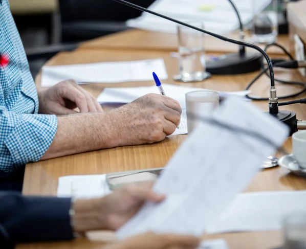 CPI da Saúde ouve investigada e remarca depoimento