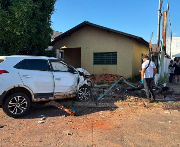 SUV ficou bastante destruída após a batida (Foto: Gabi Cenciarelli)