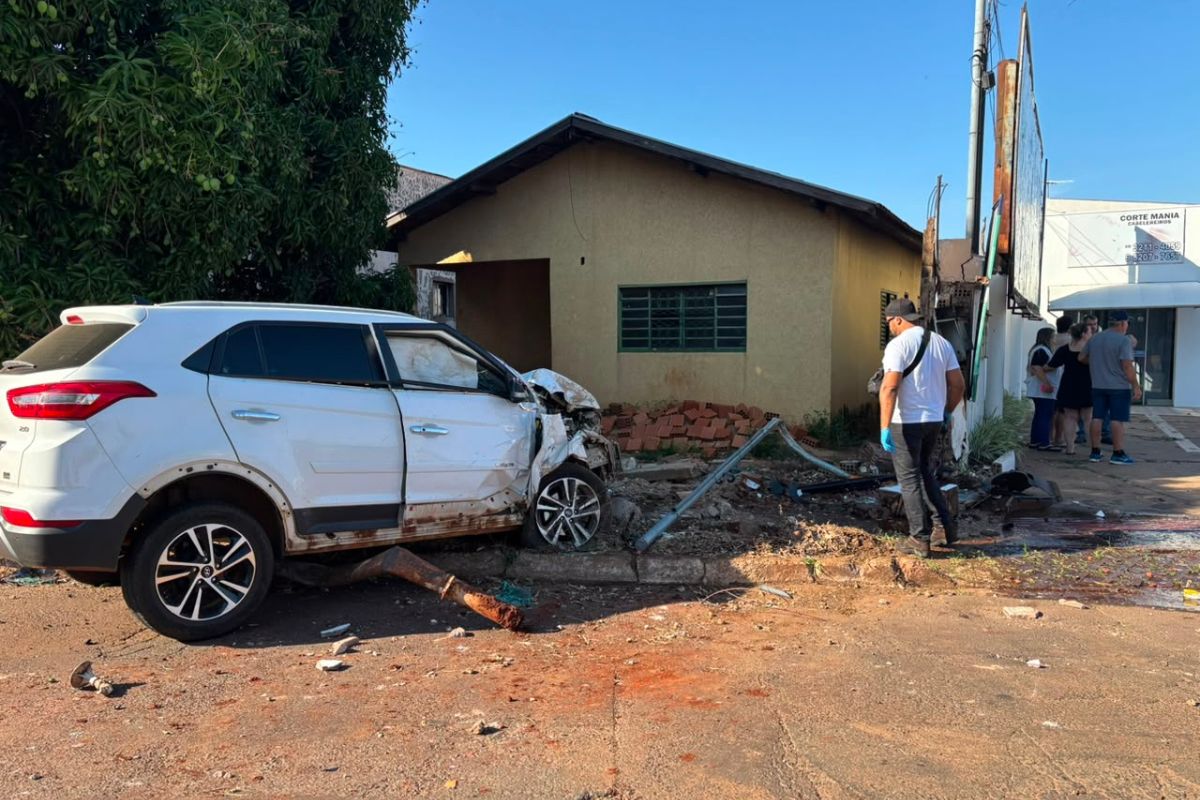 SUV ficou bastante destruída após a batida (Foto: Gabi Cenciarelli)