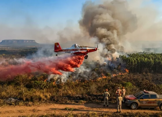 Avião do corpo de bombeiros de MT apacando incêndio em vegetação