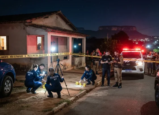Forças de segurança e perícia isolando casa
