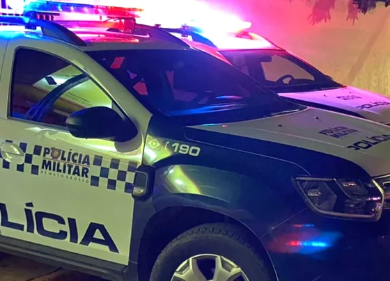 Viatura da polícia militar com a luz da sirene ligada
