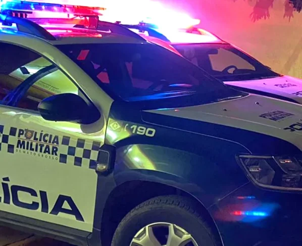 Viatura da polícia militar com a luz da sirene ligada