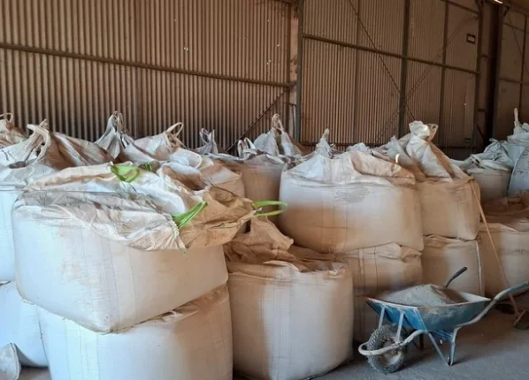 Pilha de fertilizantes ensacados