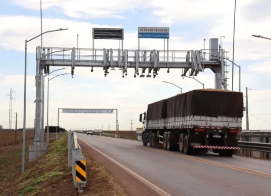 Pórtico eletrônico de pedágio free flow com câmeras de leitura de placas instalado sobre rodovia asfaltada em Mato Grosso