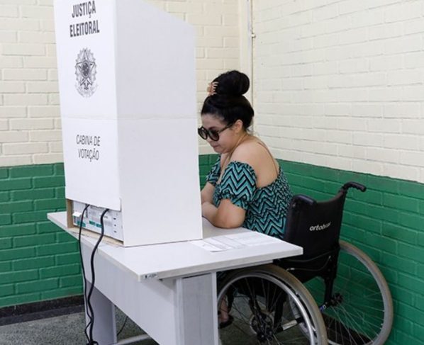 Eleitores que estarão fora da cidade durante as Eleições 2026 poderão solicitar o voto em trânsito a partir desta segunda-feira (20). - Foto: TSE
