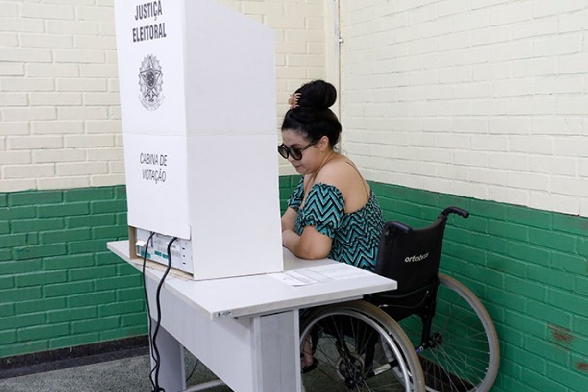 Eleitores que estarão fora da cidade durante as Eleições 2026 poderão solicitar o voto em trânsito a partir desta segunda-feira (20). - Foto: TSE