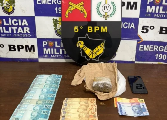 Dinheiro e drogas organizados em mesa da PM