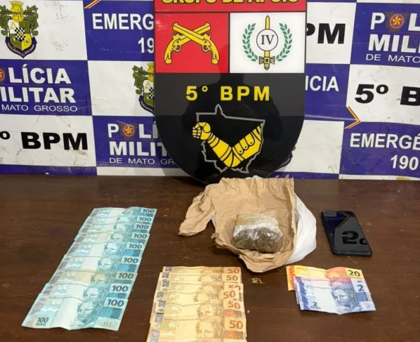 Dinheiro e drogas organizados em mesa da PM