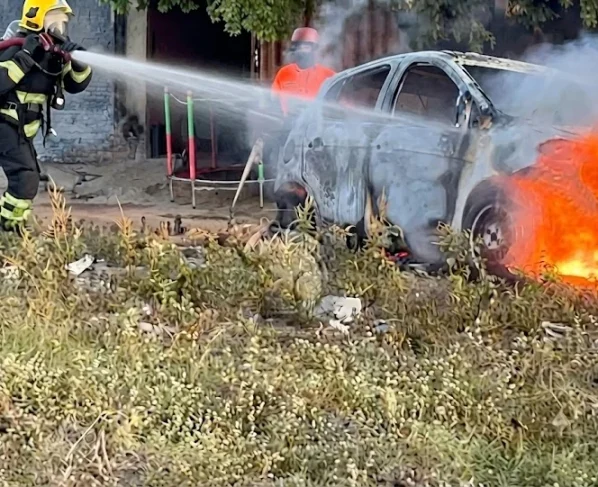 Bombeiros apagando fogo em veículo