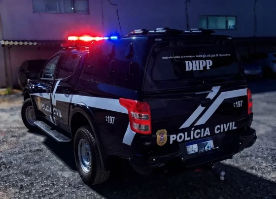 Viatura da polícia civil da DHPP à noite com as luzes de sirene ligadas