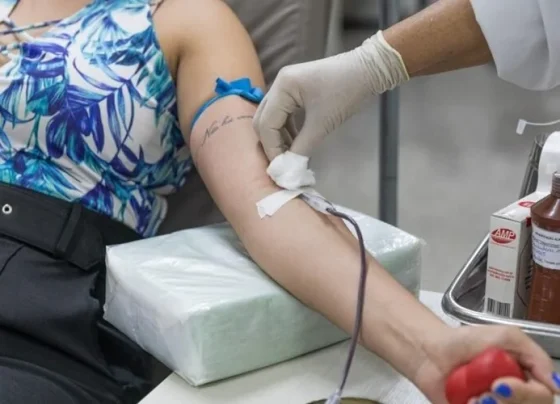 Mulher doando sangue
