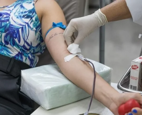 Mulher doando sangue