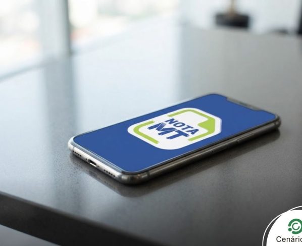 Celular com aplicativo do Nota MT aberto
