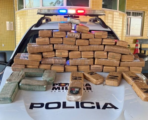 Carreta fura bloqueio e é flagrada com drogas na BR-364 em MT. - Foto: PRF