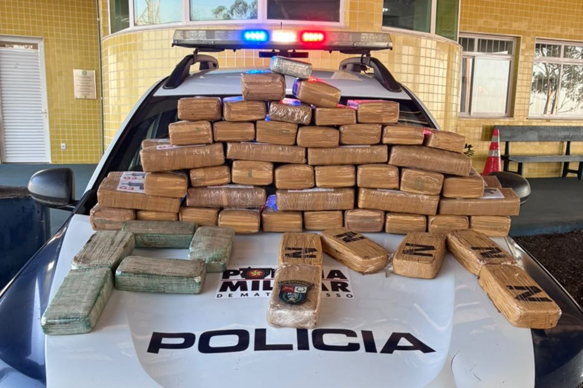 Carreta fura bloqueio e é flagrada com drogas na BR-364 em MT. - Foto: PRF