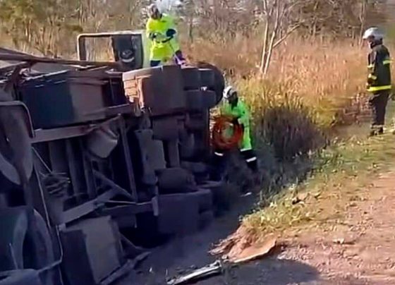 Motorista morre após carreta tombar na BR-364
