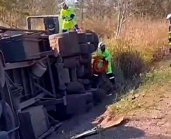 Motorista morre após carreta tombar na BR-364