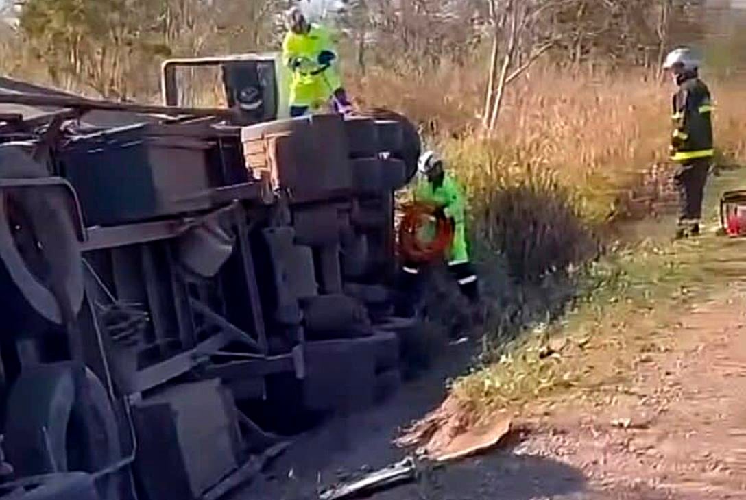 Motorista morre após carreta tombar na BR-364