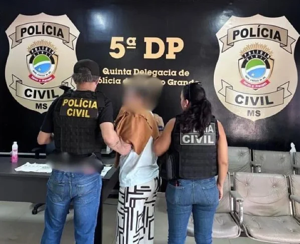 Foto de policiais realizando prisão da criminosa