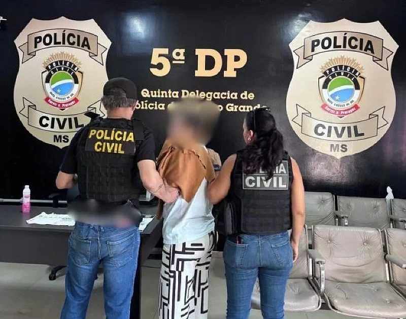 Foto de policiais realizando prisão da criminosa