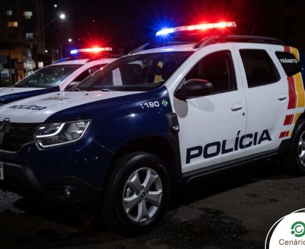 Viatura da PM de Mato Grosso à noite com as sirenes ligadas